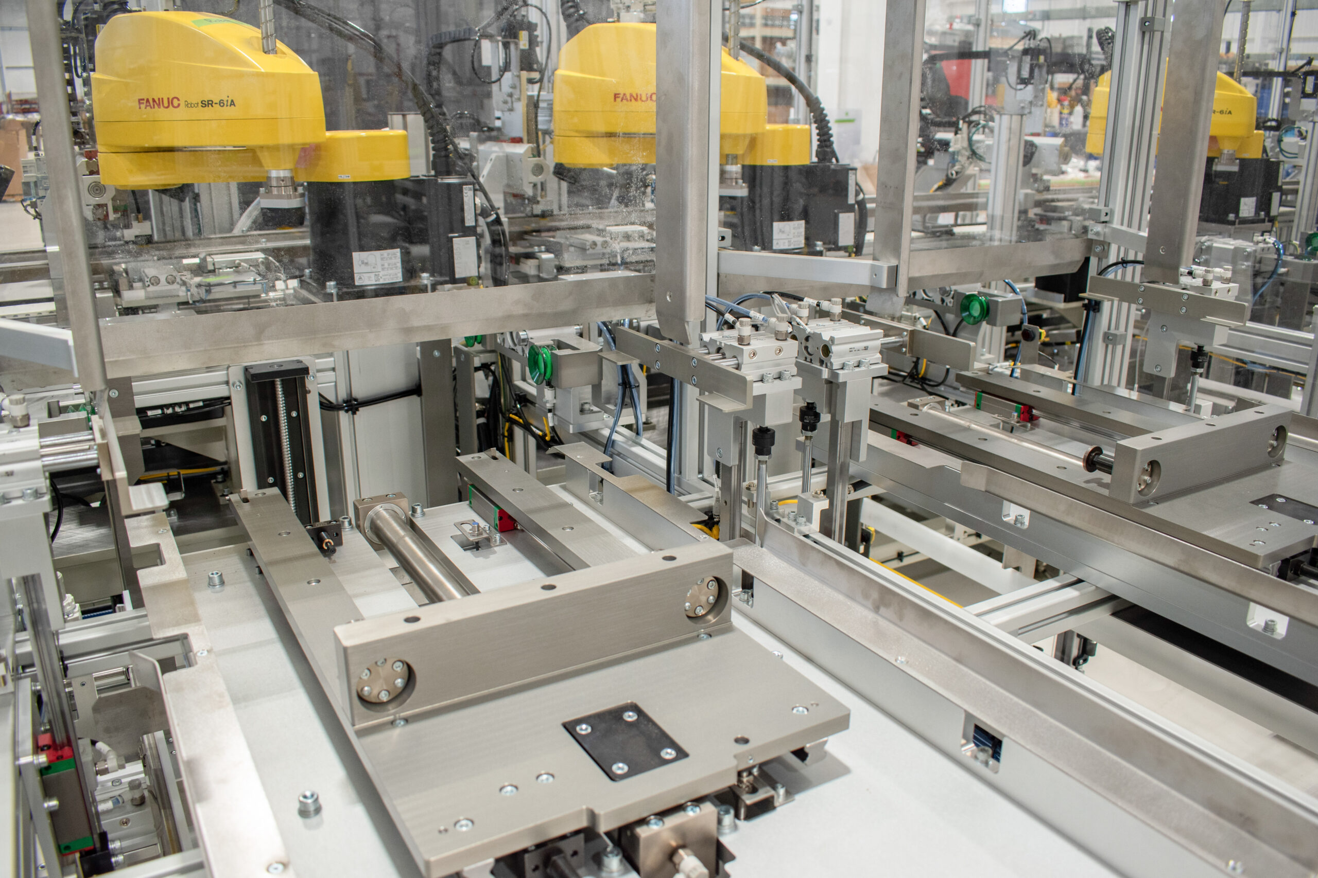 Tray handling platform waiting for a box to be loaded