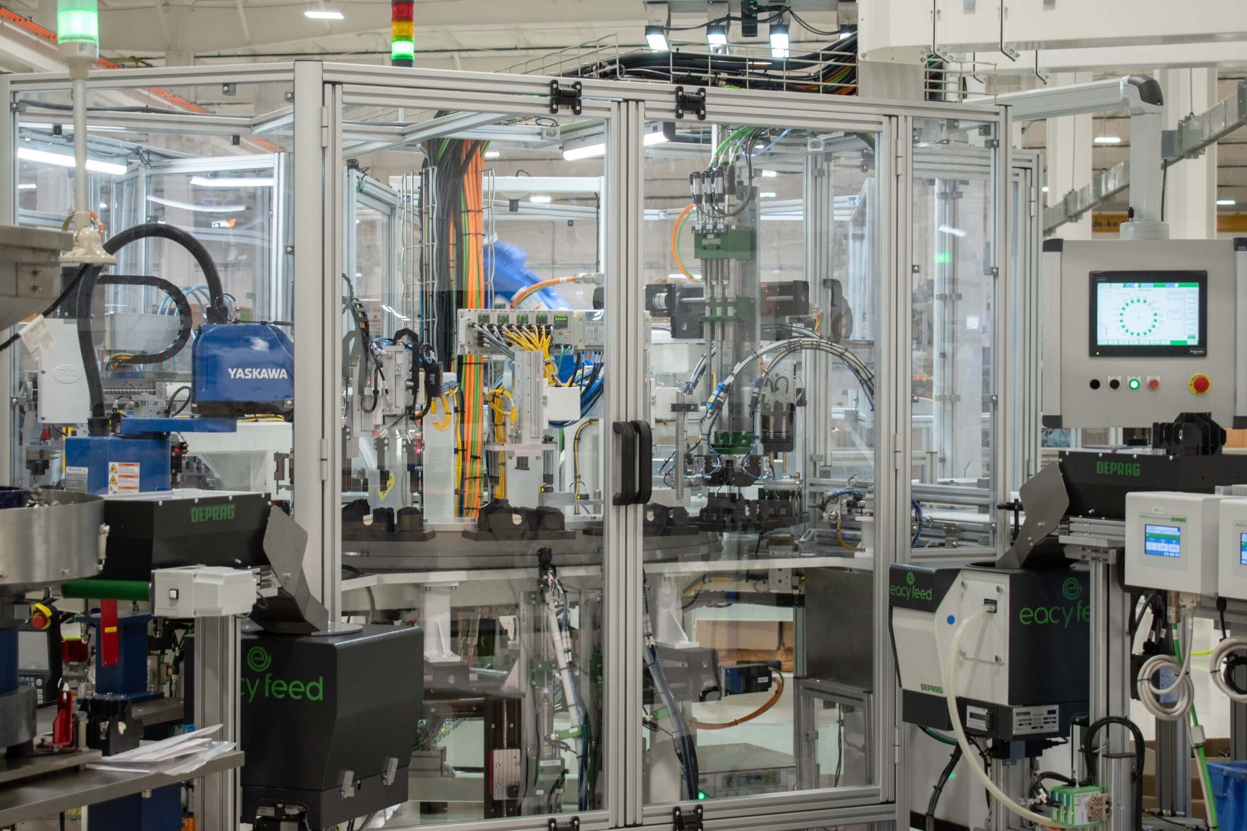 Physical machine guarding in front of an integrated screwdriving and nutrunning station