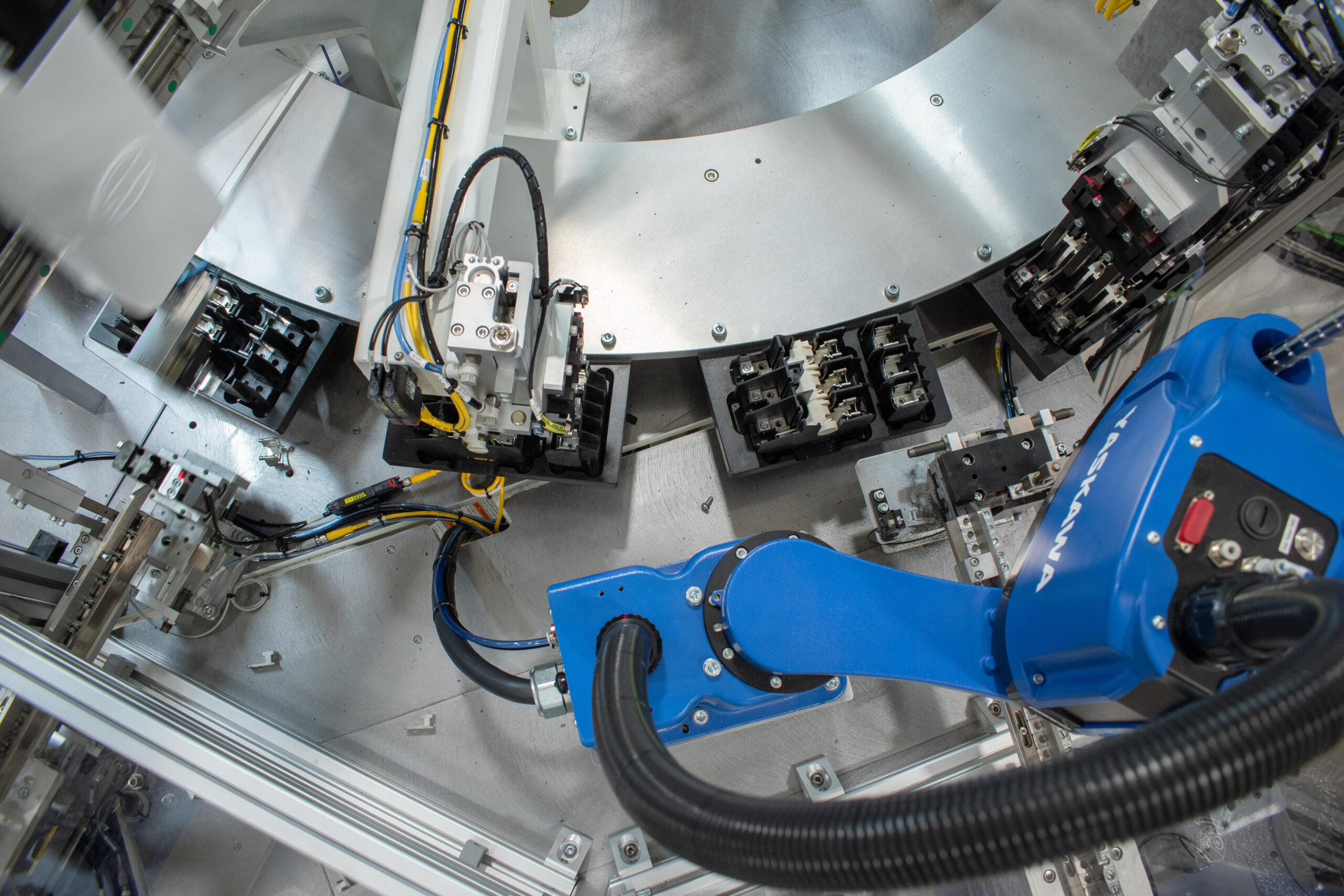 Yaskawa scara robot loading parts to assemble on an indexing dial