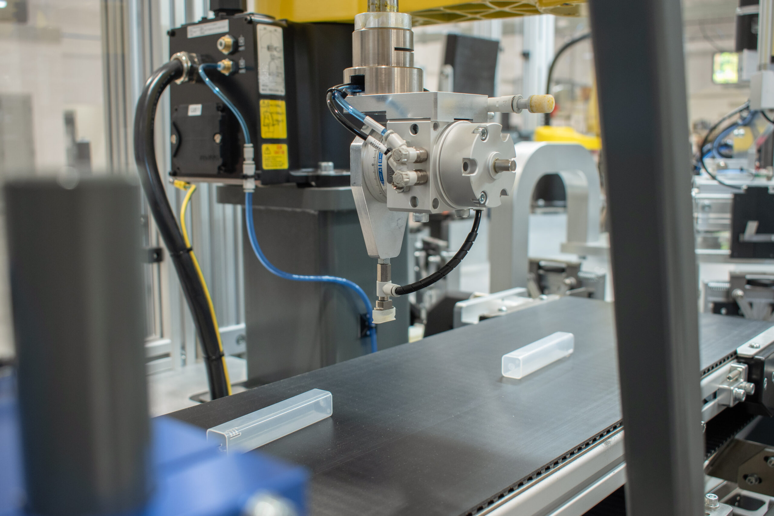 Custom robotic tooling for a robot on an SDC flex feeder