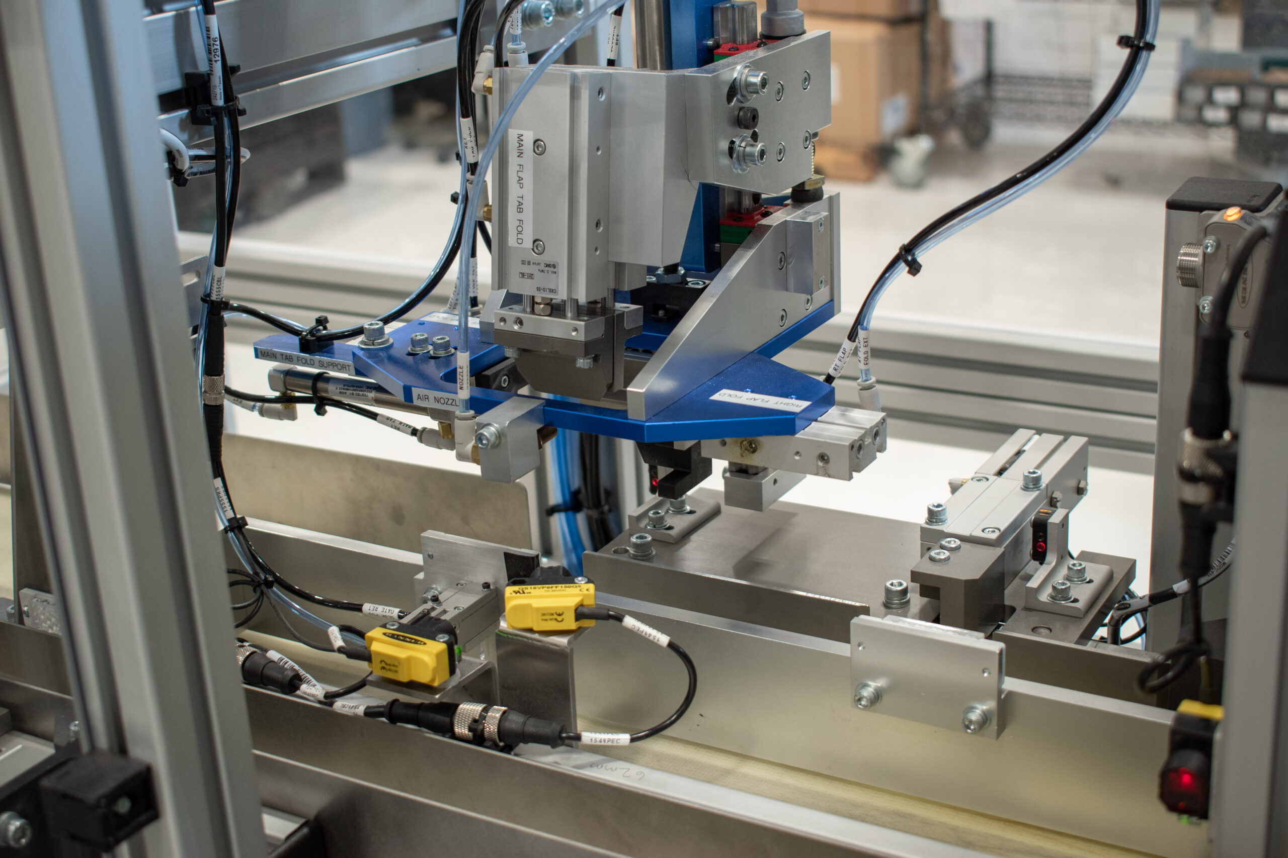 Sensor verification of carton presence for tuck and fold closure
