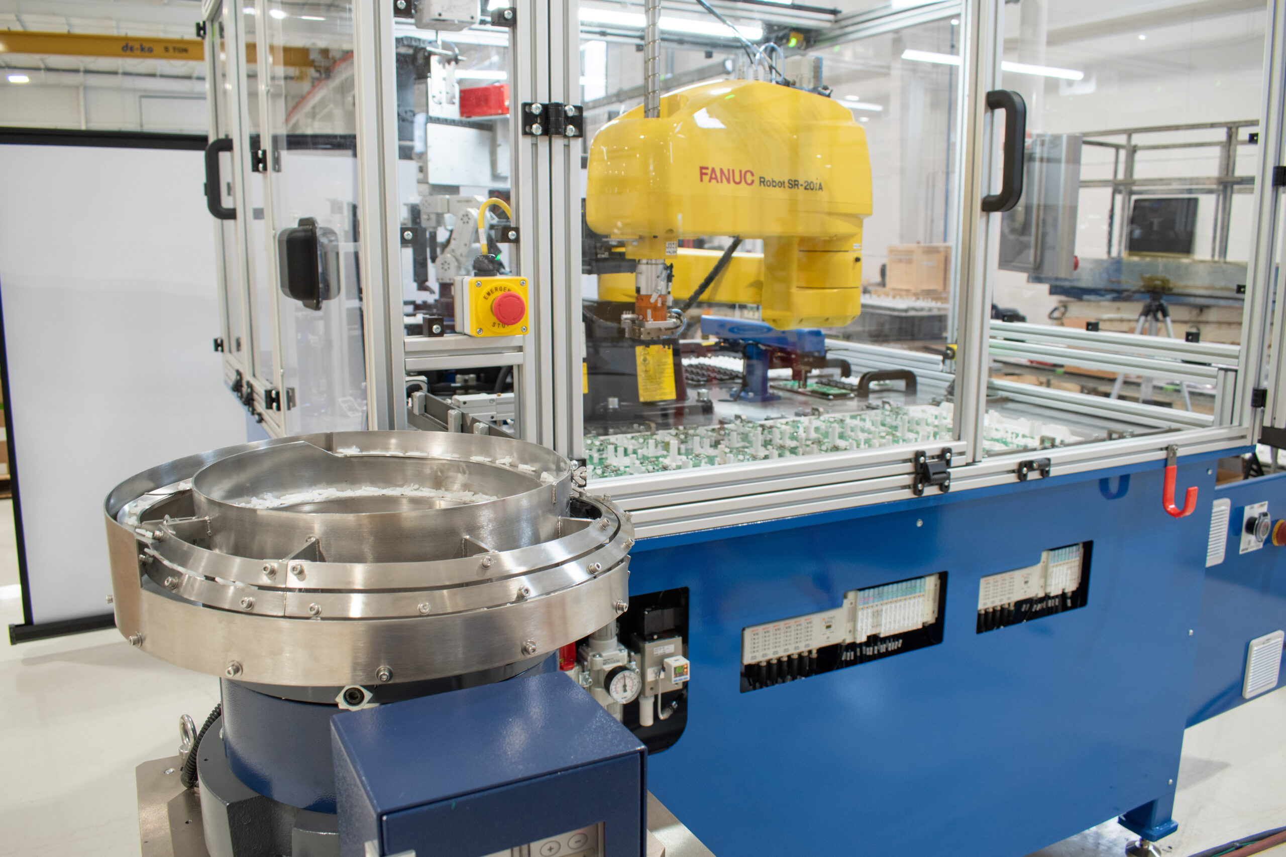 Bellco feeder bowl and a FANUC SCARA robot integrated on an automated machine