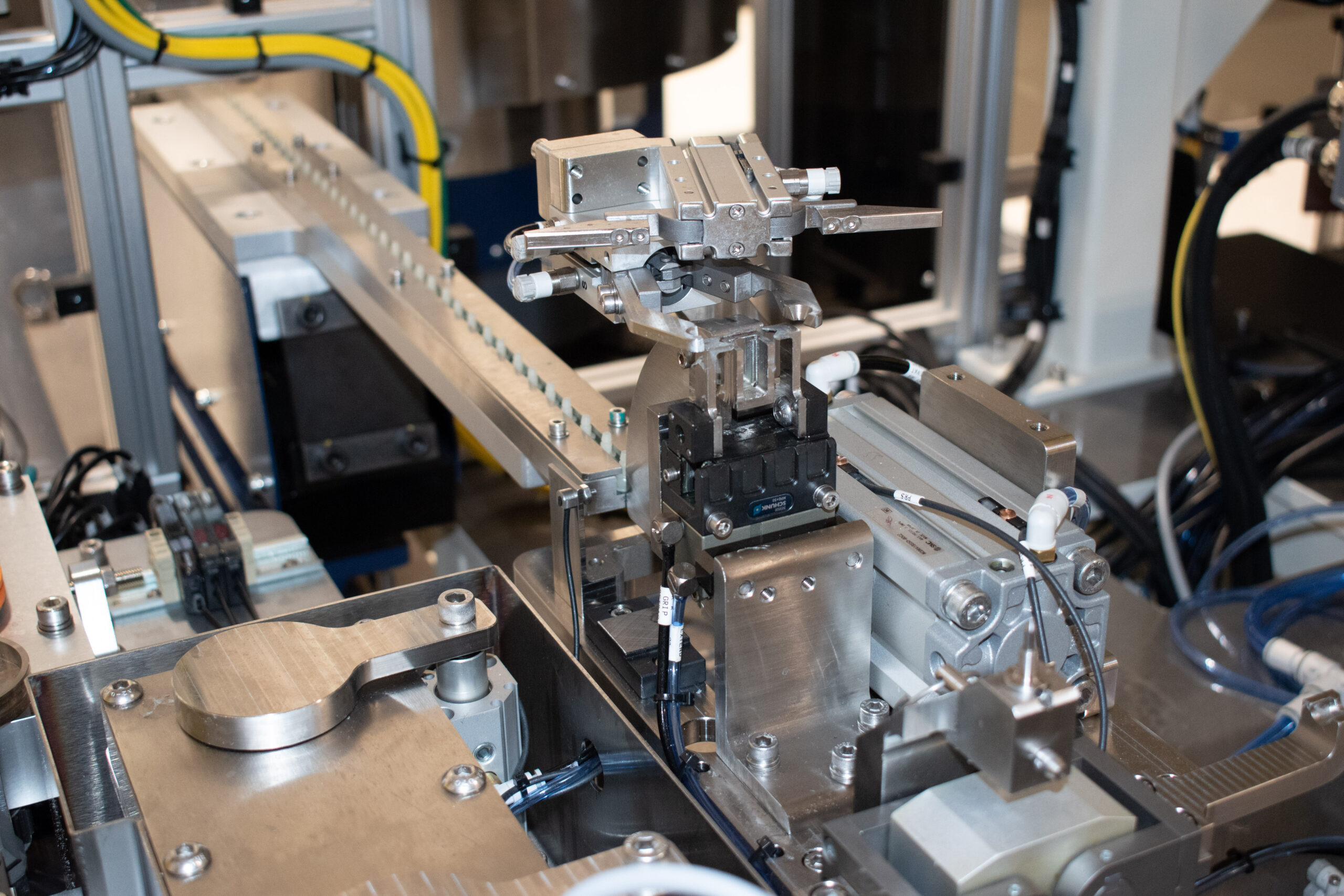 Linear track parts feeding