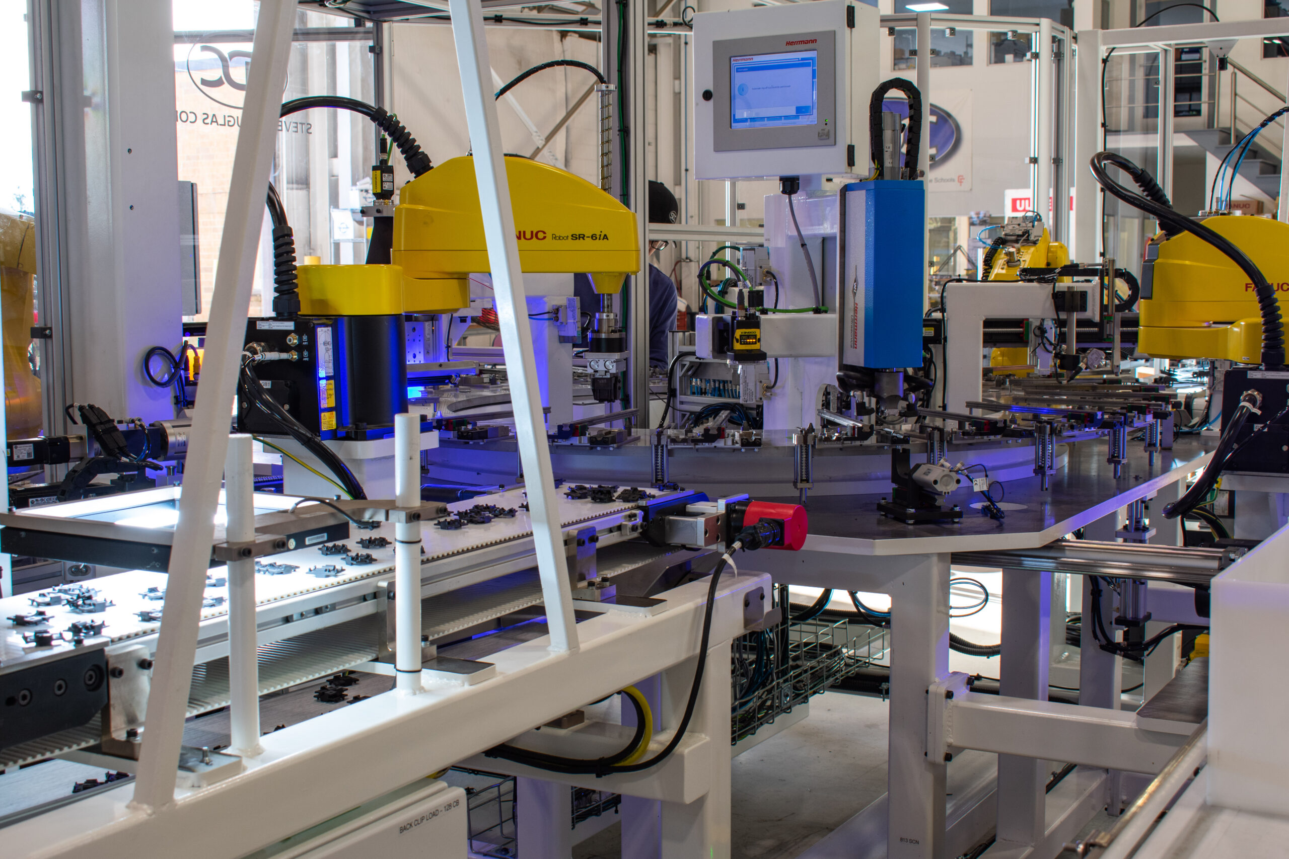 SDC Flex Feeder with SDC Indexing Ring and FANUC robots on one automated machine